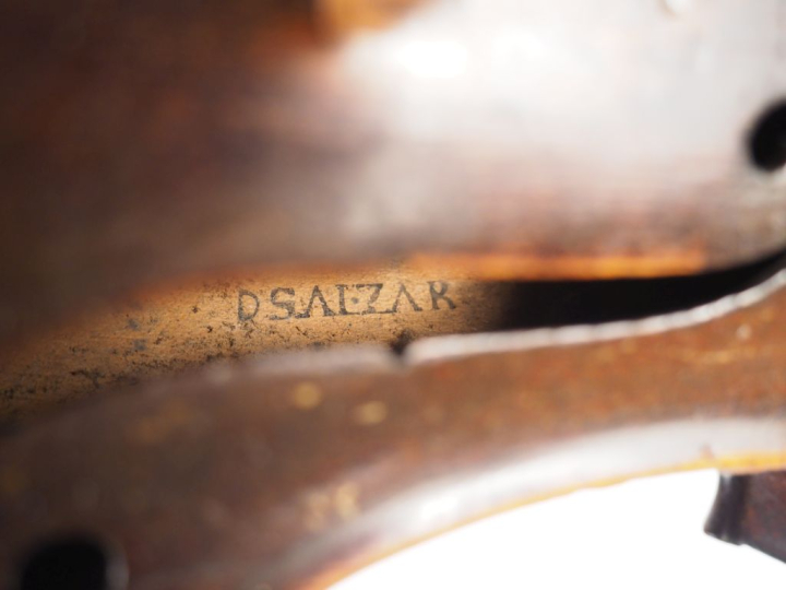 Violon fait dans l'atelier de Domine Salzard. Vers 1860. 35,6 mm. (Res