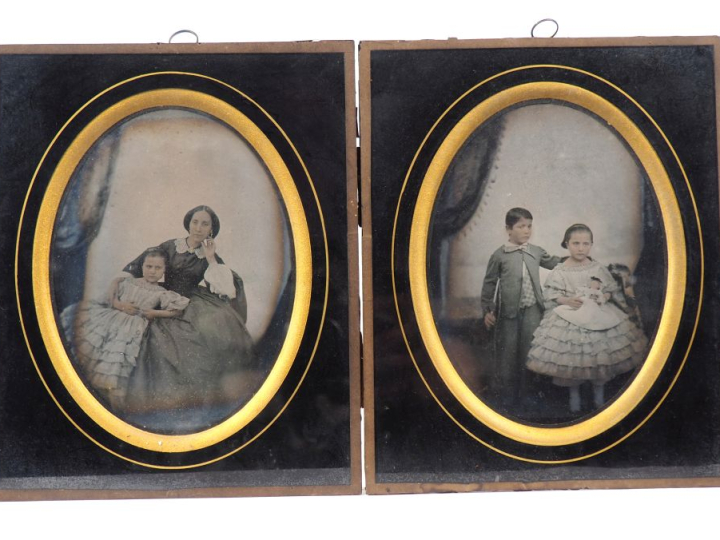 Paire de daguerréotypes XIXème, "portraits de famille". Dim. (à vue) :