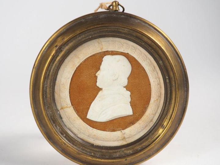 Cadre médaillon milieu XIXème, "portrait de pape de profil", dans un c