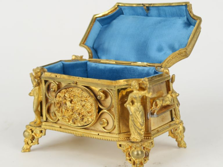 Coffret à bijoux Napoléon III en bronze doré à décor de personnages en