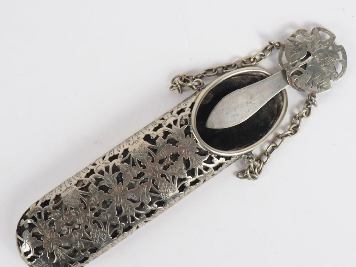 Chatelaine anglaise de style victorien en argent à décor ajouré de rin