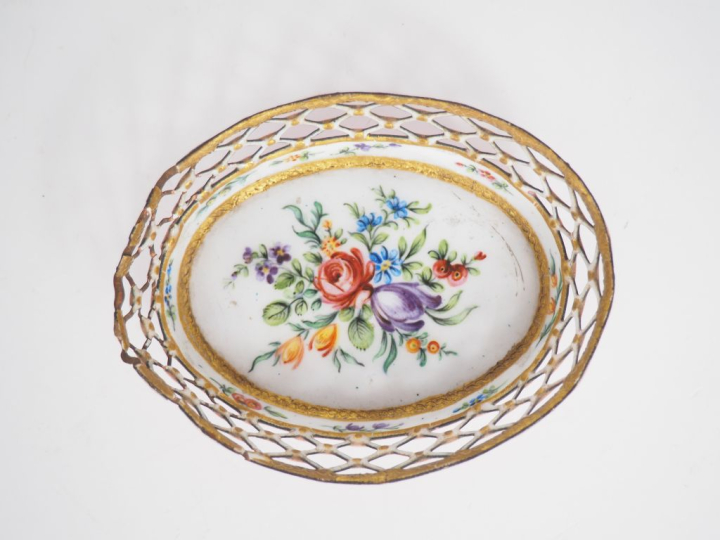 Corbeille XIXème en émaux polychromes sur cuivre à décor ajouré de fle