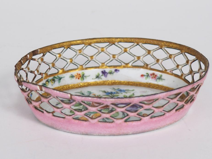 Corbeille XIXème en émaux polychromes sur cuivre à décor ajouré de fle