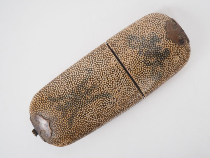 Etui à lunettes XIXème en bois gainé de galuchat à décor d'inscription