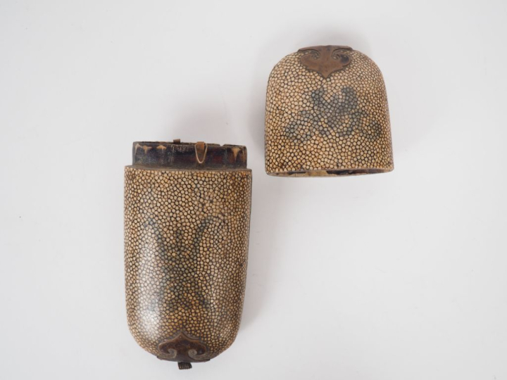 Etui à lunettes XIXème en bois gainé de galuchat à décor d'inscription