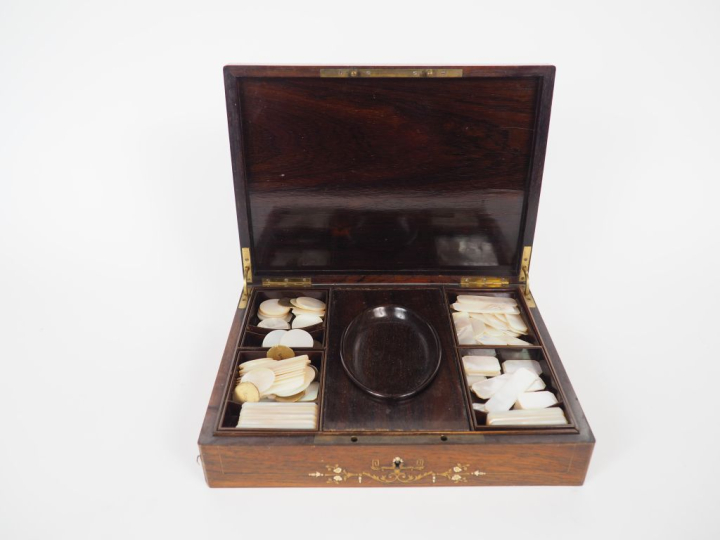 Coffret à jeux Napoléon III en marqueterie à décor de fleurettes. Avec
