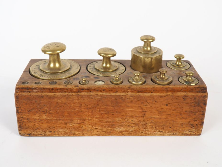 Pile de poids et ses poids. Dim. 11 x 23 x 9 cm. (Manques).
