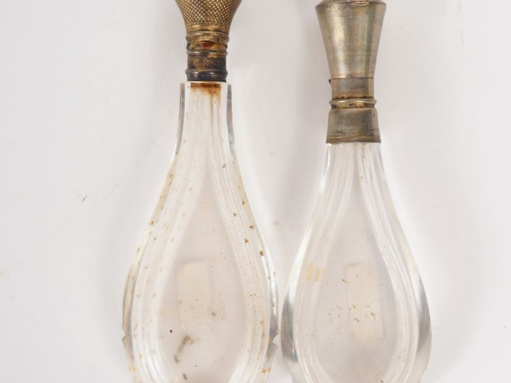Deux différents flacons à sels en verre ou cristal, monture en argent 