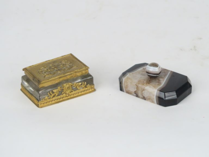 Boite à timbres de style Louis XVI en laiton doré et verre à décor d'u
