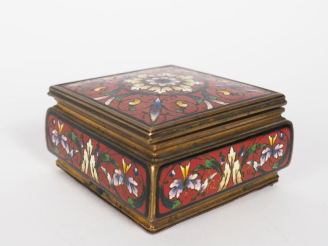 Vente aux enchères Boite 1900 en émaux polychromes cloisonnés à décor de fleurs boite à b