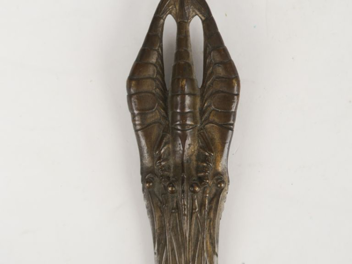 COLMANT. Ouvre-lettres en bronze figurant une écrevisse. Signé. L. 22 
