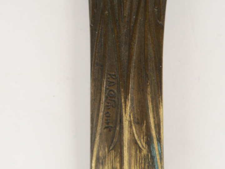COLMANT. Ouvre-lettres en bronze figurant une écrevisse. Signé. L. 22 