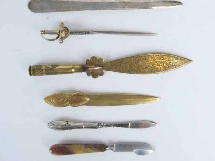6 ouvre-lettres en bronze doré, laiton ou métal argenté. L. de 11 à 17