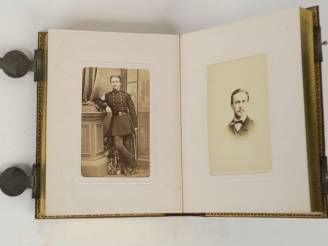 Vente aux enchères Album photo fin XIXème, reliure en cuir brun à décor de motifs géométr