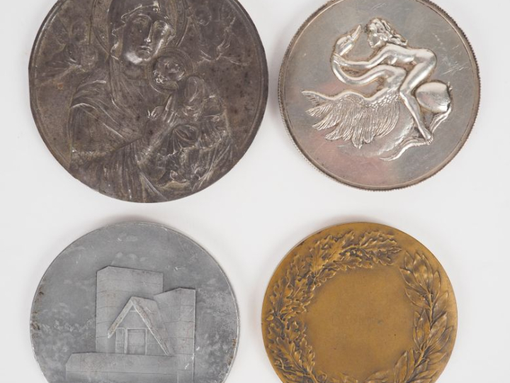 4 médailles en bronze, métal argenté ou étain. Diam. 5 à 6 cm.