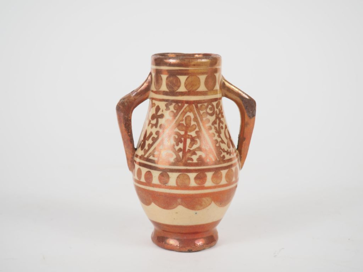 Poterie dans le goût de faïences lustrées hispano-mauresques. H. 11 cm