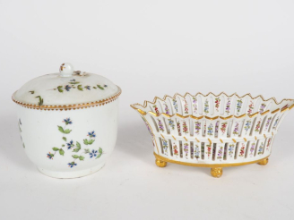Vente aux enchères Sucrier XVIIIème en porcelaine décor aux barbeaux ( H.  11cm). petite 