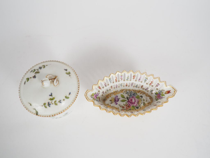 Sucrier XVIIIème en porcelaine décor aux barbeaux ( H.  11cm). petite 