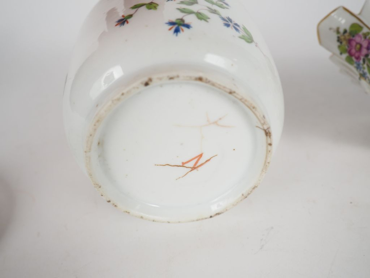 Sucrier XVIIIème en porcelaine décor aux barbeaux ( H.  11cm). petite 