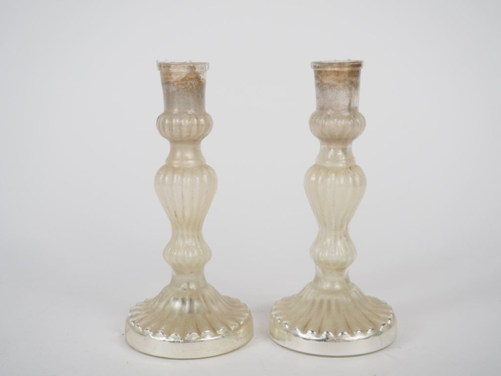 Paire de bougeoirs de toilette en verre à reflets métalliques. H. 16,5