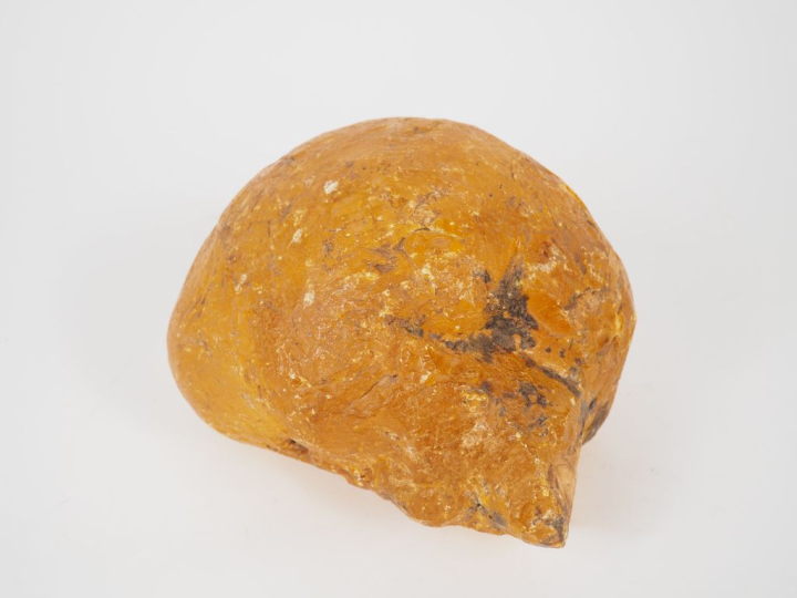 Bloc d'ambre brut. Dim. 14 cm. Poids.2180 g.