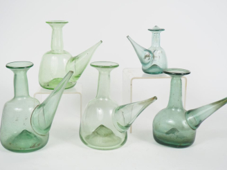 Vente aux enchères 5 porrons en verre soufflé vert. H. de 12 à 20 cm. (Egrenures).
