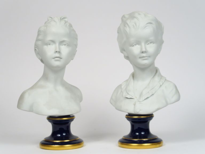 Paire de bustes en biscuit et porcelaine bleu de four "Portraits d'enf