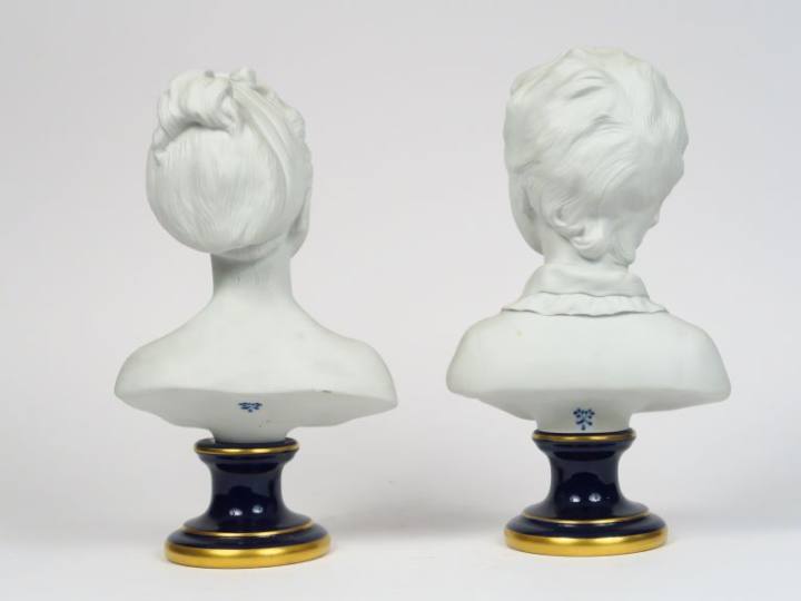 Paire de bustes en biscuit et porcelaine bleu de four "Portraits d'enf