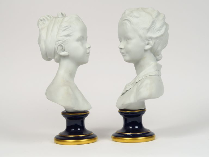Paire de bustes en biscuit et porcelaine bleu de four "Portraits d'enf