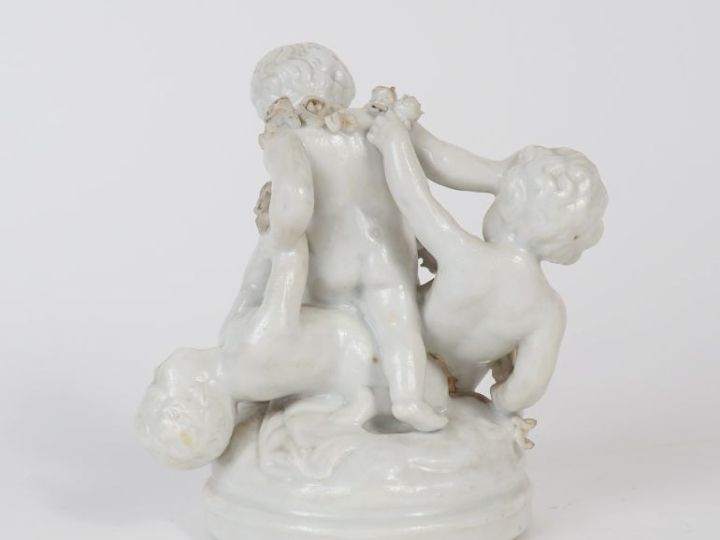 SEVRES (d'après). Petit groupe en porcelaine, "amours à la guirlande f
