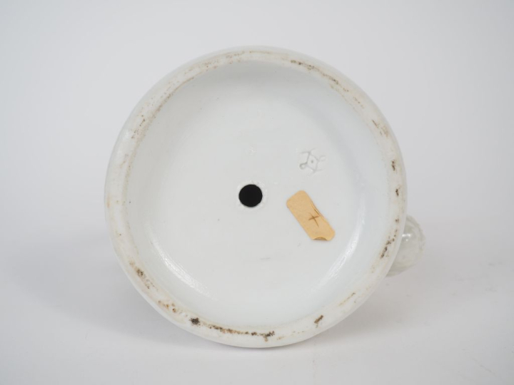 SEVRES (d'après). Petit groupe en porcelaine, "amours à la guirlande f