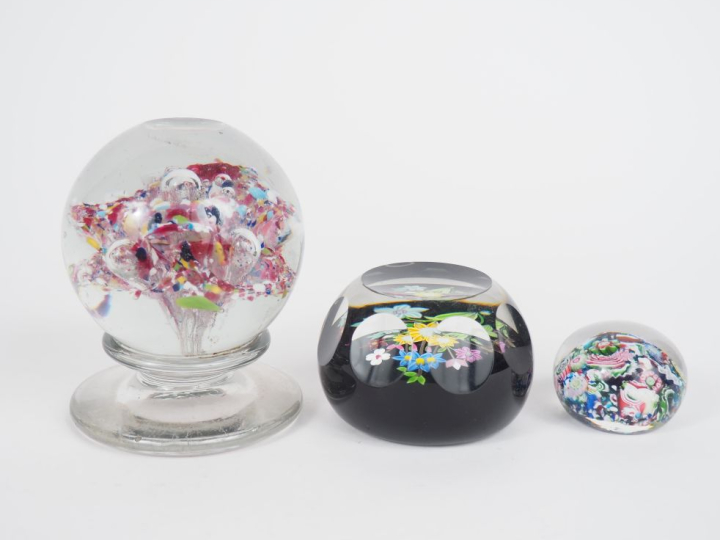 Trois boules sulfure en verre polychrome à décor floral, l'une formant