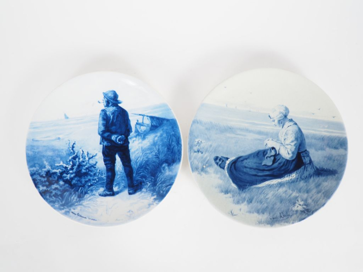 2 assiettes en faience de Delft "pêcheur à la pipe" et "femme tricotan