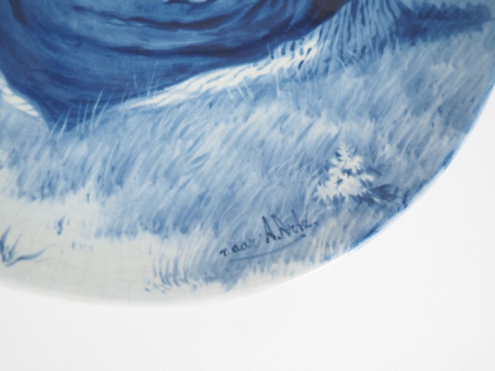 2 assiettes en faience de Delft "pêcheur à la pipe" et "femme tricotan