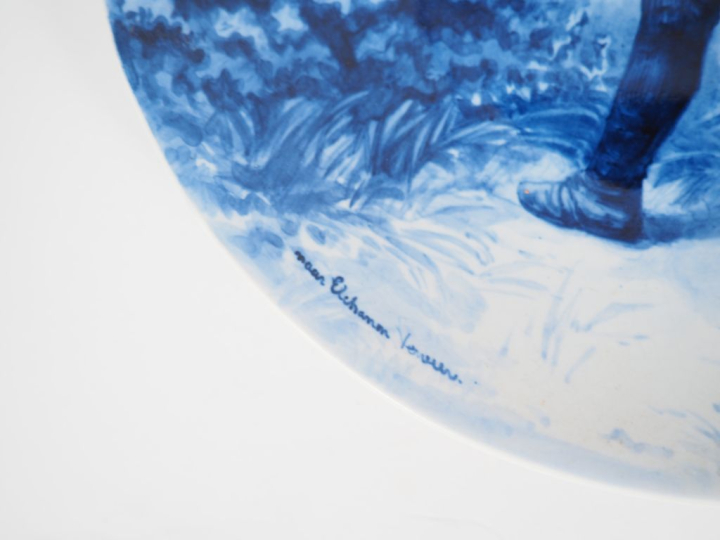 2 assiettes en faience de Delft "pêcheur à la pipe" et "femme tricotan