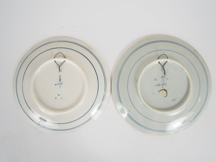 2 assiettes en faience de Delft "pêcheur à la pipe" et "femme tricotan