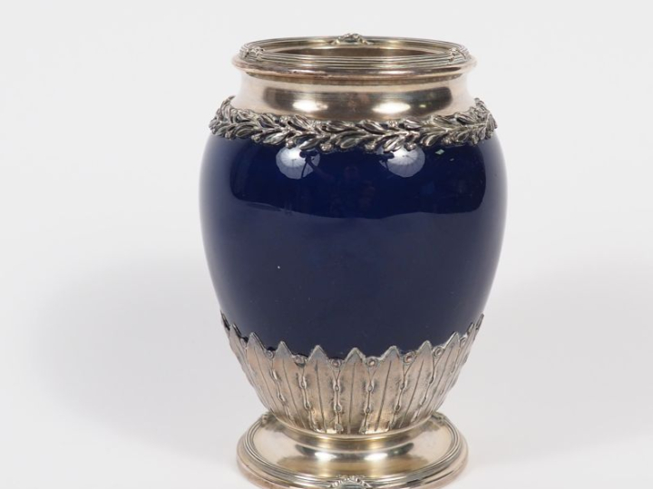 Vase en faïence fine émaillée bleue, monture en argent de style Louis 