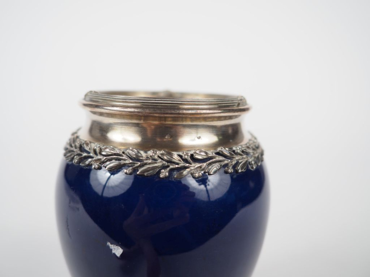 Vase en faïence fine émaillée bleue, monture en argent de style Louis 