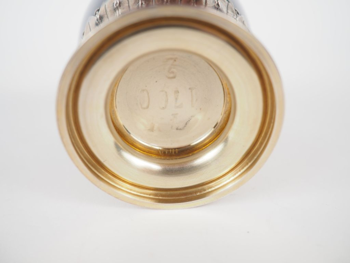 Vase en faïence fine émaillée bleue, monture en argent de style Louis 