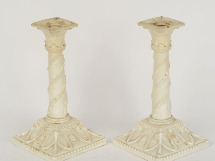 ROYAL WORCESTER ENGLAND. Paire de bougeoirs fin XIXème - début XXème e