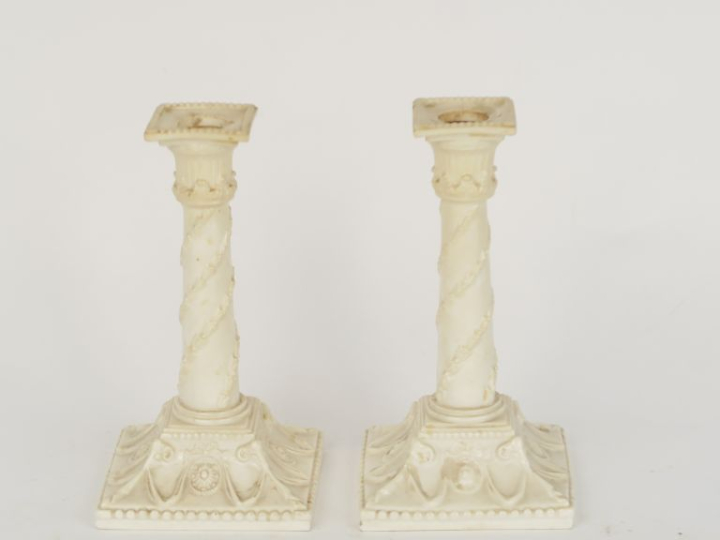 ROYAL WORCESTER ENGLAND. Paire de bougeoirs fin XIXème - début XXème e