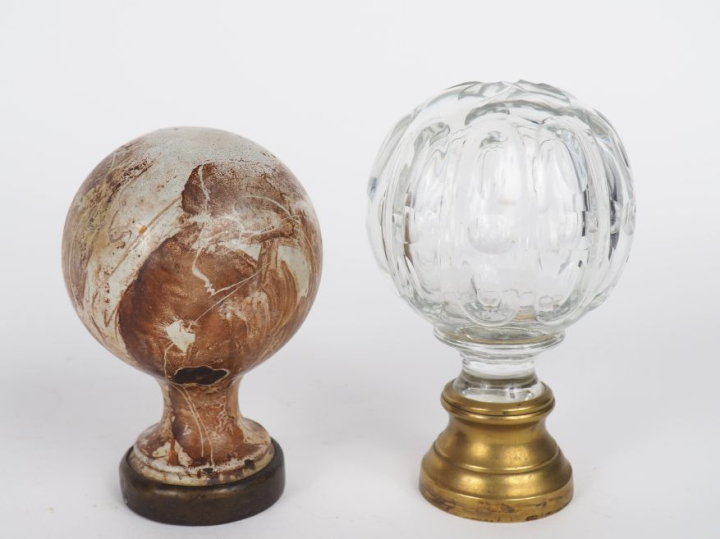 Paire de boules d'escalier en verre et métal à l'imitation du marbre. 