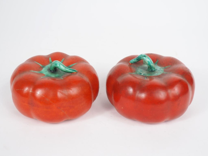 Paire de presse-papiers en porcelaine figurant deux tomates. Dim. 7 x 