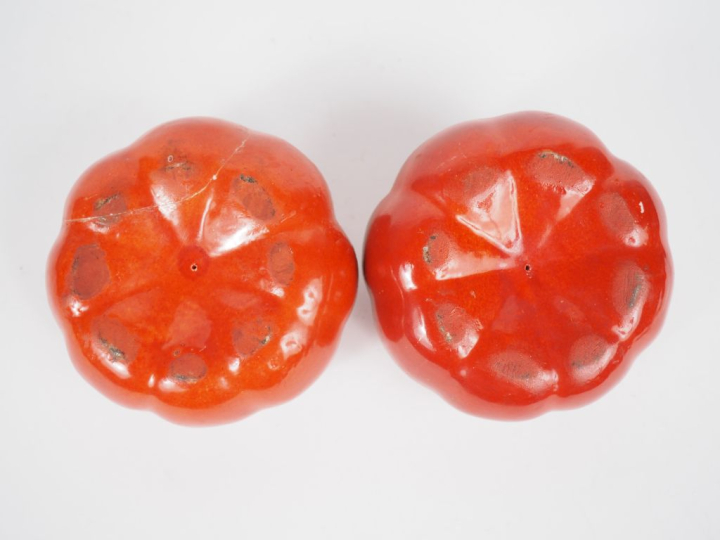 Paire de presse-papiers en porcelaine figurant deux tomates. Dim. 7 x 