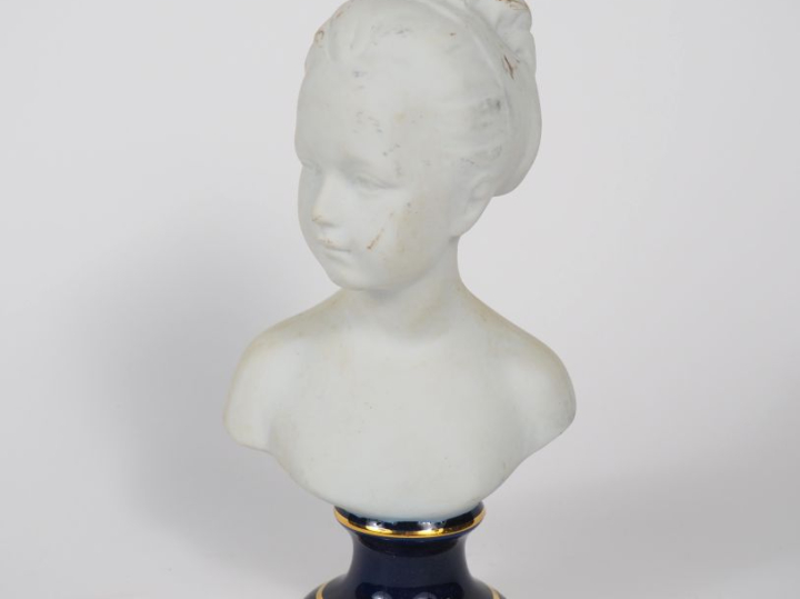 THARAUD à Limoges. "Jeune fille en buste". Sujet en biscuit et porcela