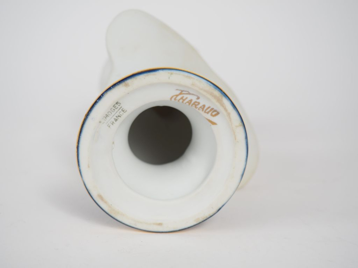 THARAUD à Limoges. "Jeune fille en buste". Sujet en biscuit et porcela