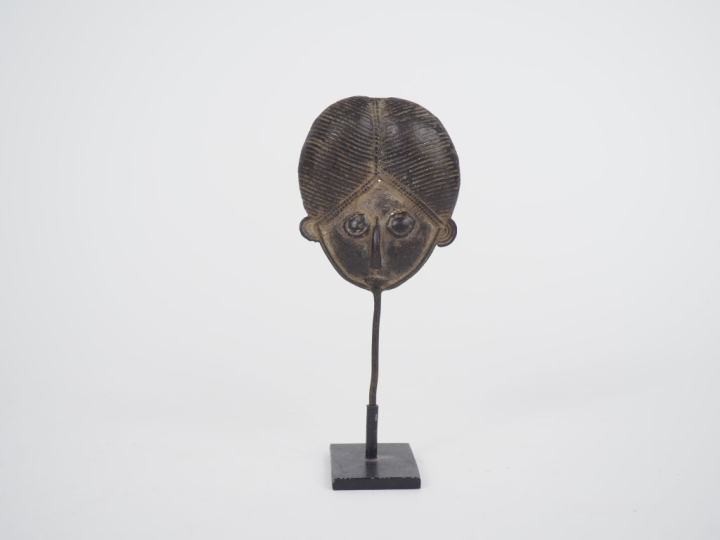 Statuette africaine en bronze, "visage féminin". Dim. 10,5 x 5 cm.