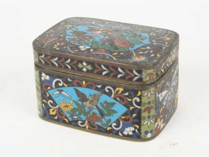 Japon fin XIXème. Pot couvert en émaux polychromes cloisonnés à décor 