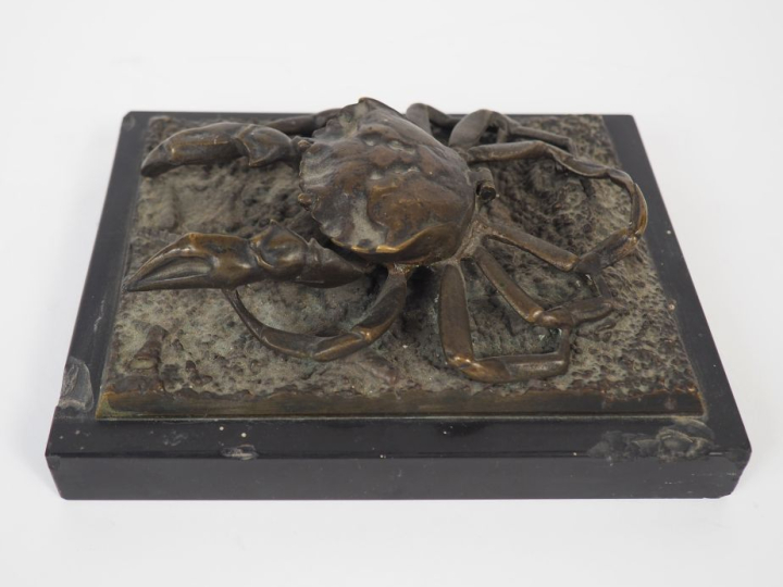 Presse-papier japonais en bronze figurant un cabre, coquille formant b
