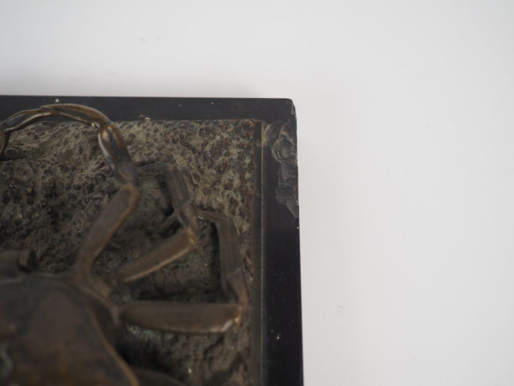 Presse-papier japonais en bronze figurant un cabre, coquille formant b